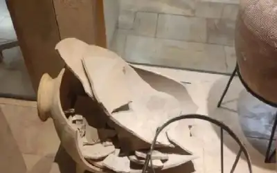 فضول طفل يحطم أثرا عمره 3500