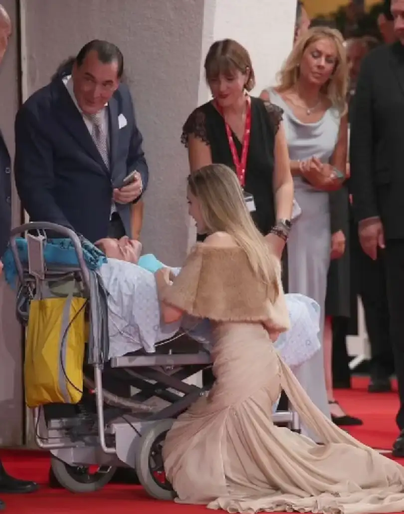 أنجلينا جولي تجلس على ركبتيها لأجل