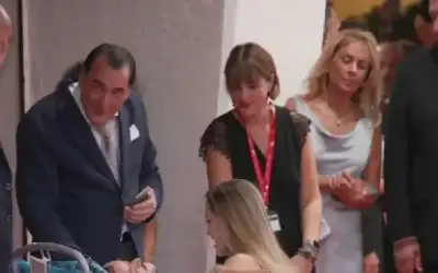 أنجلينا جولي تجلس على ركبتيها لأجل