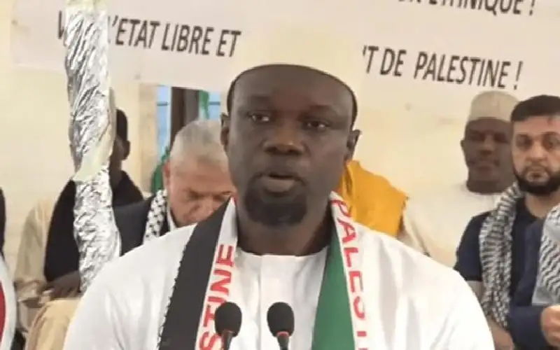 متشحا بعلم فلسطين.. رئيس وزراء السنغال