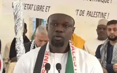 متشحا بعلم فلسطين.. رئيس وزراء السنغال