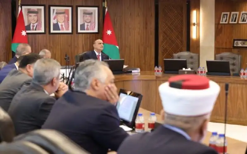 السماح لموظفي القطاع العام بالعمل خارج