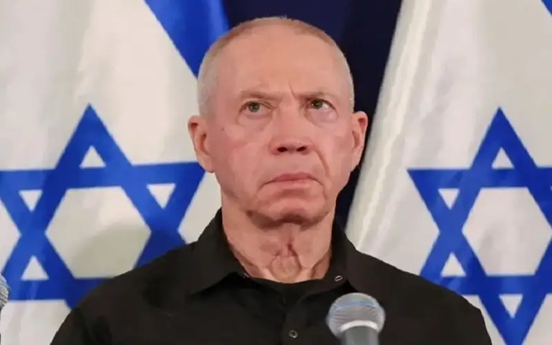 غالانت يدعو الكابينت للتراجع عن البقاء