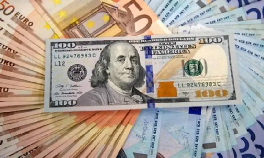الدولار يلامس أعلى مستوى في أسبوعين