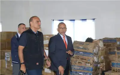 الخصاونة يفتتح مصنعا للألبسة يوفر ألف