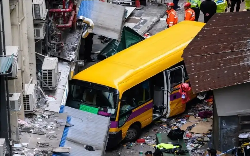 مصرع 11 شخصا باصطدام حافلة بحشد