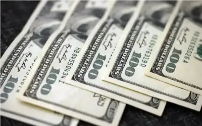 الدولار يستقر قرب أعلى مستوى في