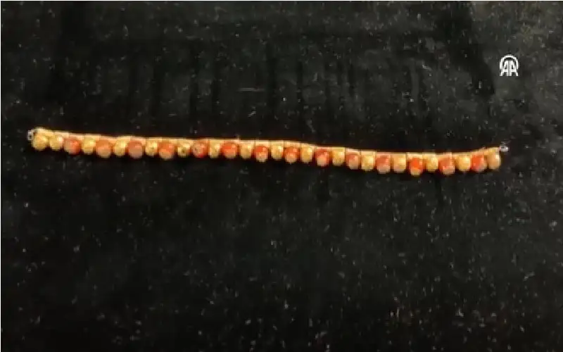 إعادة قلادة ذهبية عمرها 2500 عام