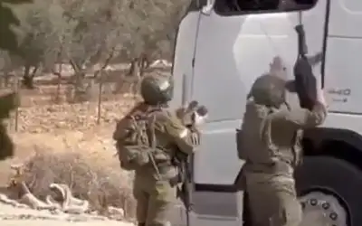 جندي إسرائيلي يعتدي على سائق فلسطيني