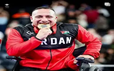 ولي العهد يهنئ البطل قرادة بأول