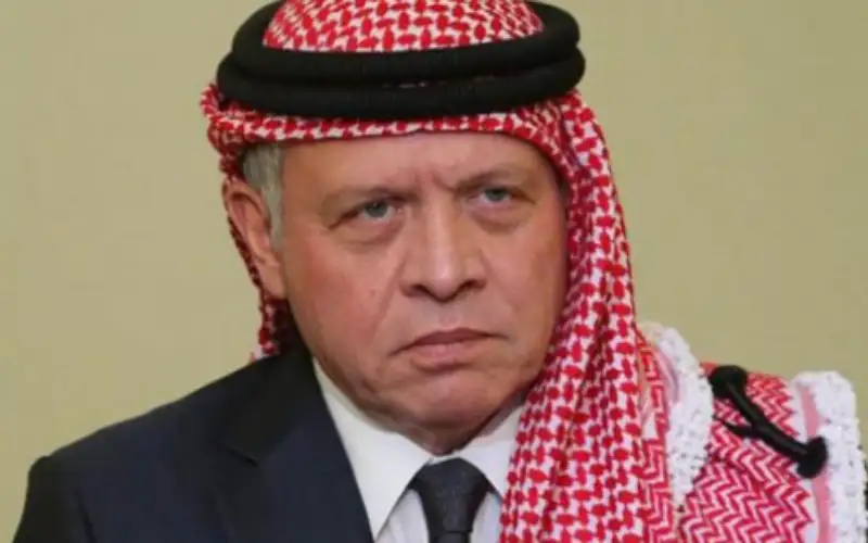 الملك يعزي خادم الحرمين الشريفين بوفاة