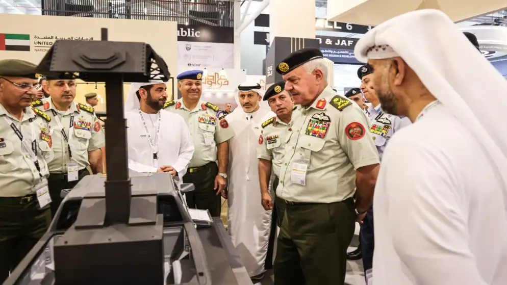 رئيس هيئة الأركان يزور الأجنحة المشاركة