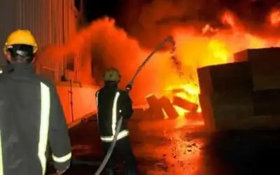 اخماد حريق مستودع خردوات في البلقاء
