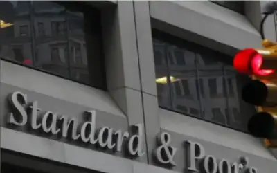 ستاندرد آند بورز ترفع التصنيف الائتماني