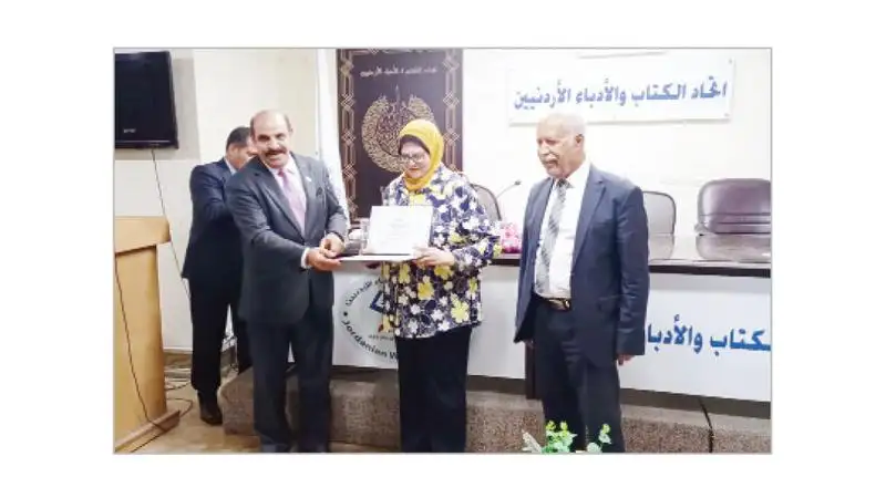 الزعبي تشهر روايتها شروق غزة 2030