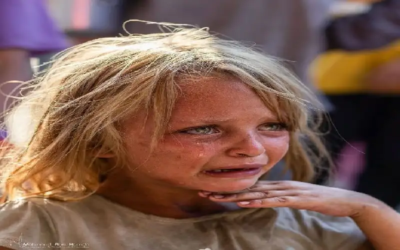 طفلة تبكي من الجوع في انتظار