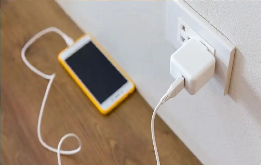 بسبب شاحن هاتف.. تفاصيل أغرب قضية