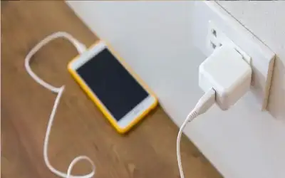 بسبب شاحن هاتف.. تفاصيل أغرب قضية