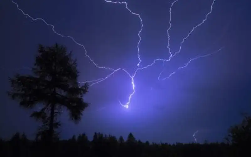 حقيقة ظهور برق زلزالي في سماء