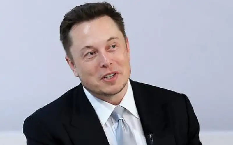 إيلون ماسك أول تريليونير في العالم