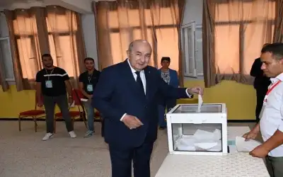 الرئيس الجزائري يسعى لولاية جديدة وسط