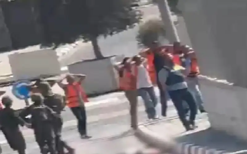 الاحتلال يحتجز سائقي شاحنات أردنية وعمال