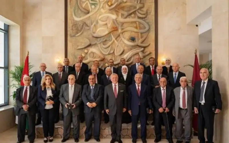 الملك ينعم بميدالية اليوبيل الفضي على