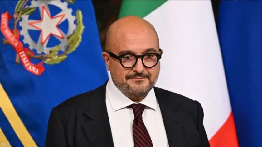 وزير إيطالي يستقيل بسبب علاقة غرامية