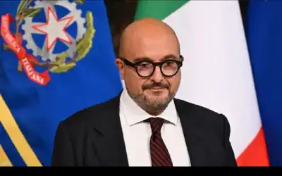 وزير إيطالي يستقيل بسبب علاقة غرامية