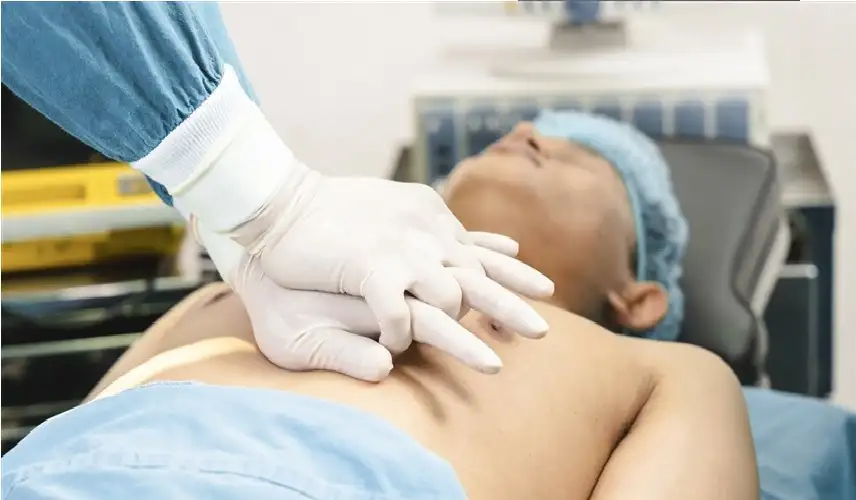 وفاة صيني بعد العمل 104 أيام