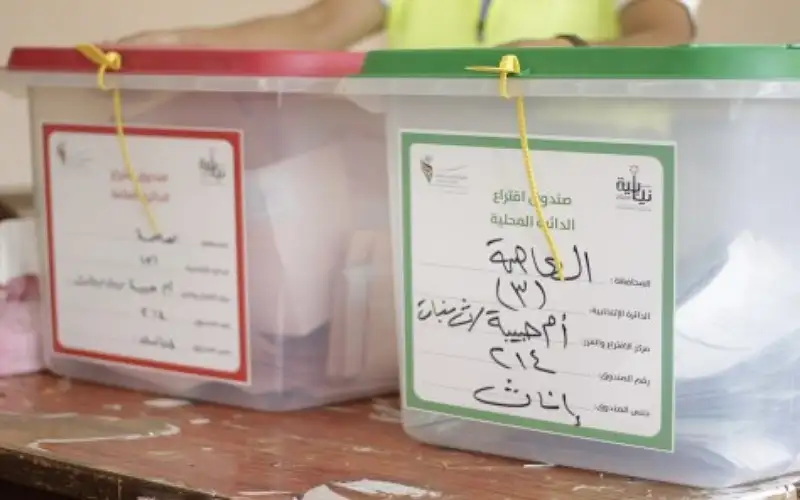 بدء عملية الفرز بعد إغلاق صناديق