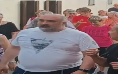 عمدة قرية إيطالية يستعين بسكان قريته