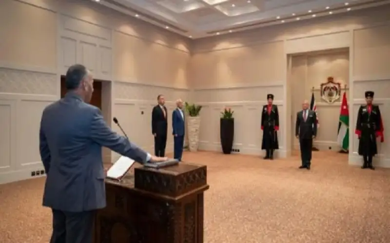 الزيود يؤدي اليمين القانونية أمام الملك