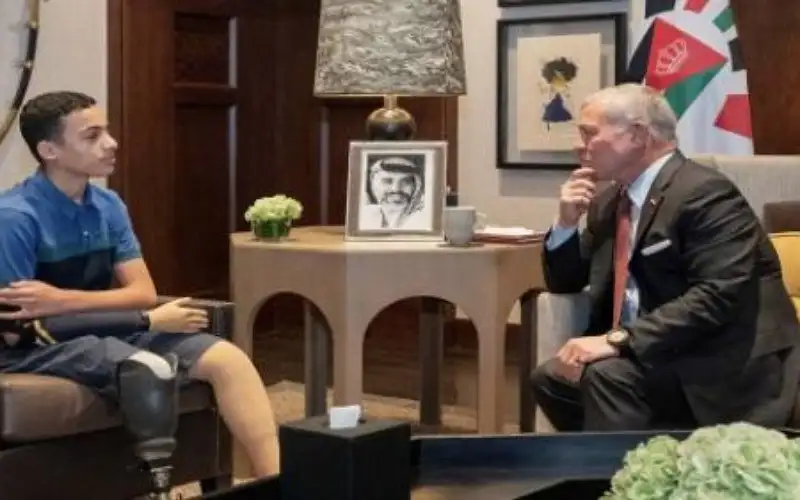 الملك والملكة يستقبلان الطفل يزن الحرازين