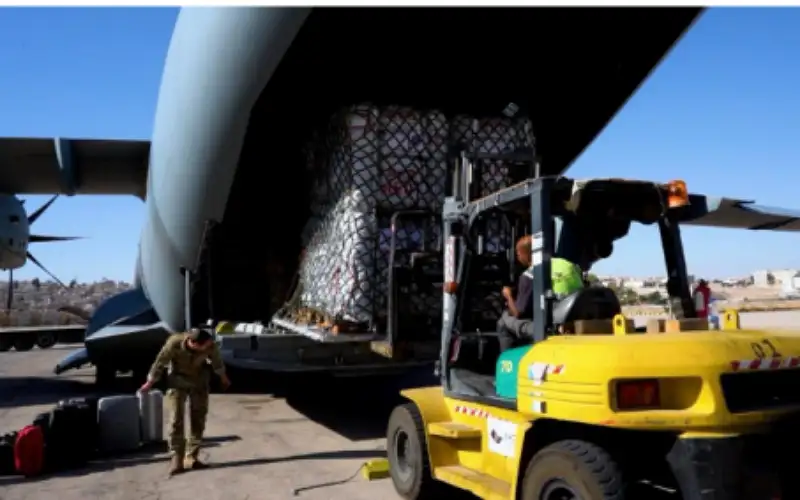 استقبال طائرة مساعدات مخصصة لغزة قادمة