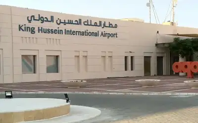 طائرة سياح فرنسية تحط في مطار