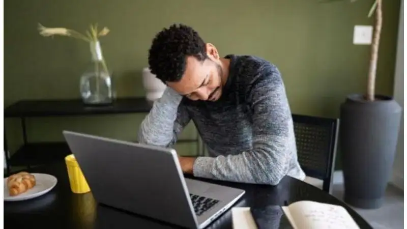 خبراء يحذرون: الصداع المزمن قد يبدأ