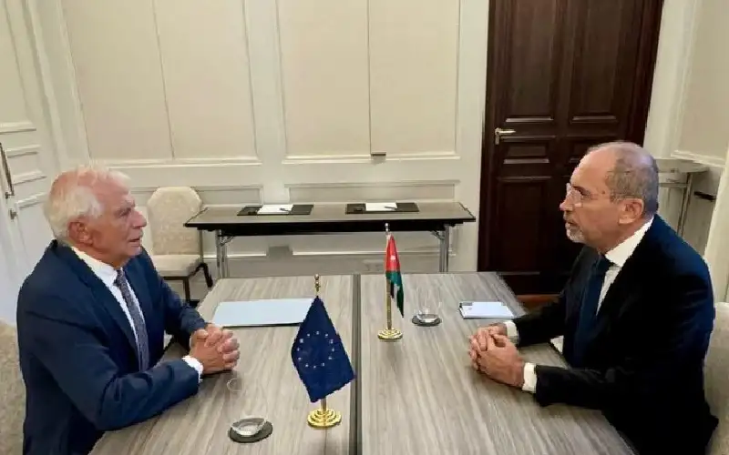 الصفدي وبوريل يؤكدان استمرار التنسيق في