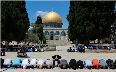 40 ألفا يؤدون صلاة الجمعة في