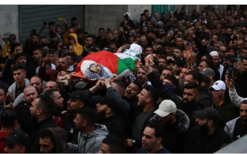 آلاف الفلسطينيين يشيعون جثامين 10 شهداء