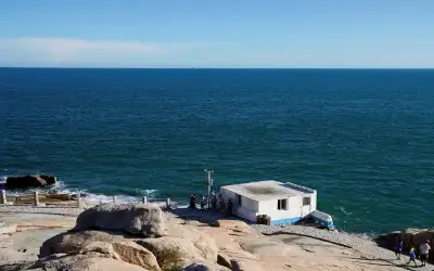 الجيش الصيني يندد بعبور سفينتين حربيتين
