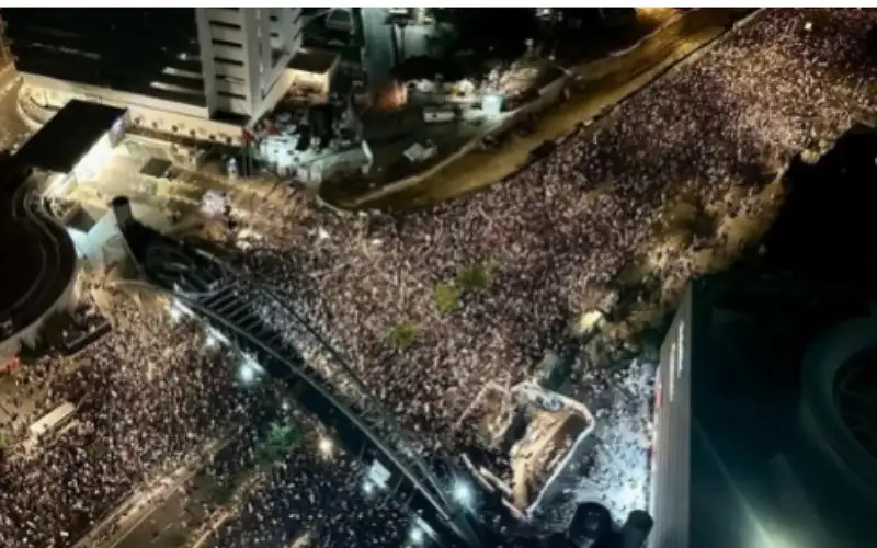 الآلاف يتظاهرون في تل ابيب مطالبين