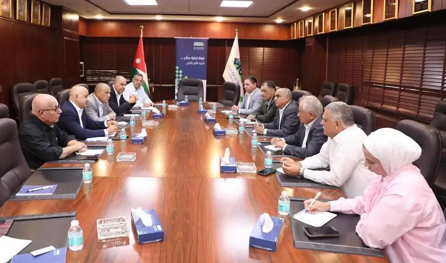 تجارة عمان تبحث قضايا تهم تجار