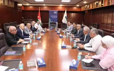 تجارة عمان تبحث قضايا تهم تجار