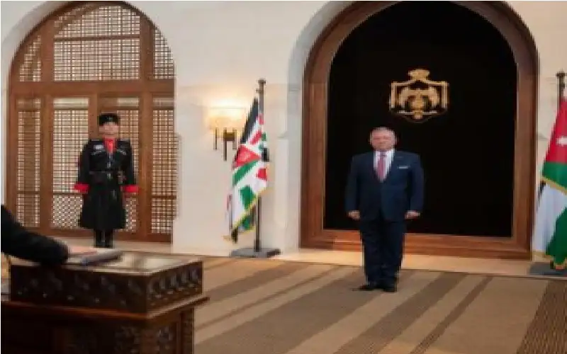 النعيمات تؤدي اليمين القانونية أمام الملك