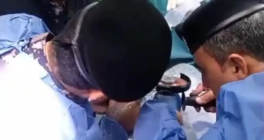 الدفاع المدني يحرر يد طفلة علقت