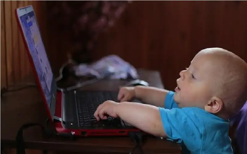 دراسة: الاستخدام المفرط للشاشات يؤثر سلبا