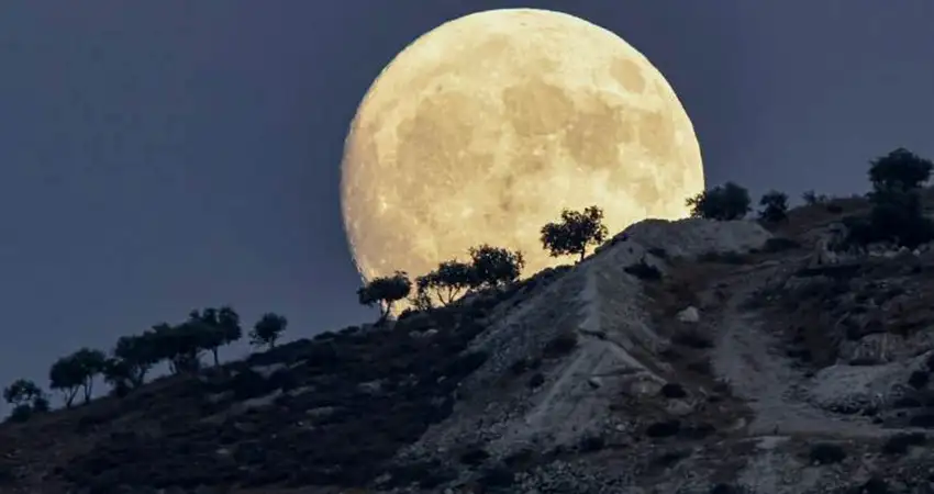 قمر الحصادين العملاق ينير سماء الأردن