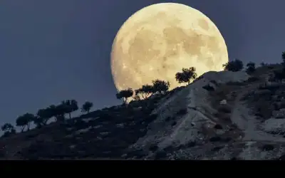 قمر الحصادين العملاق ينير سماء الأردن