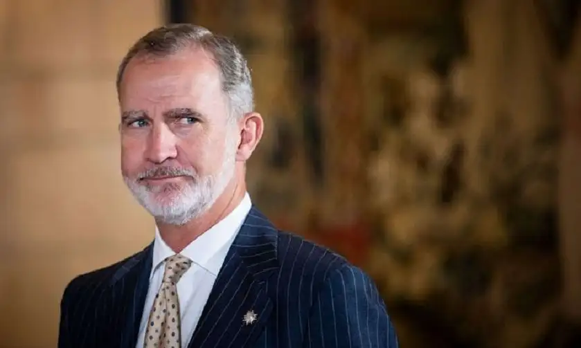 العاهل الإسباني يتسلم أوراق اعتماد أول